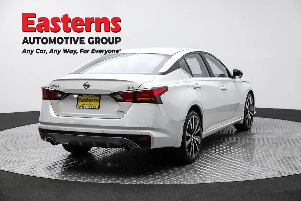 Used 2022 White Nissan 2.5 SR image 5