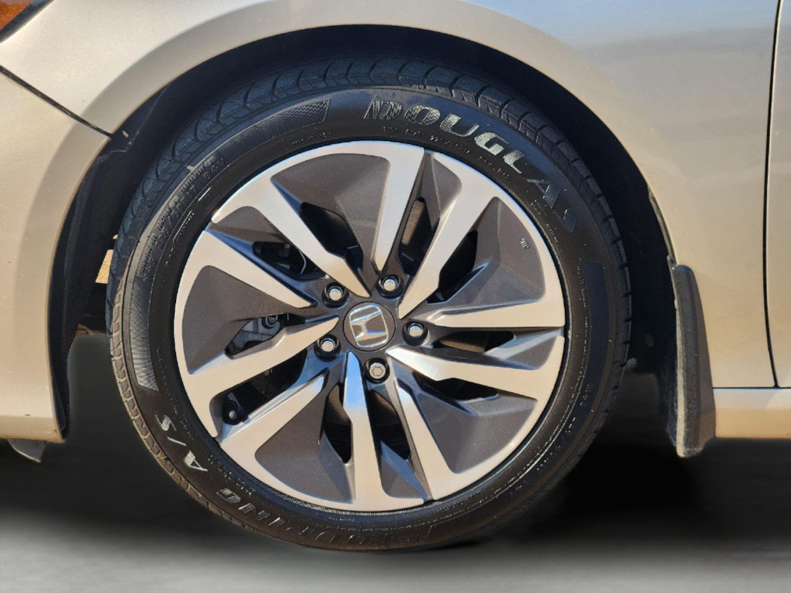 Used 2019 Champagne Frost Pearl Honda Touring image 9