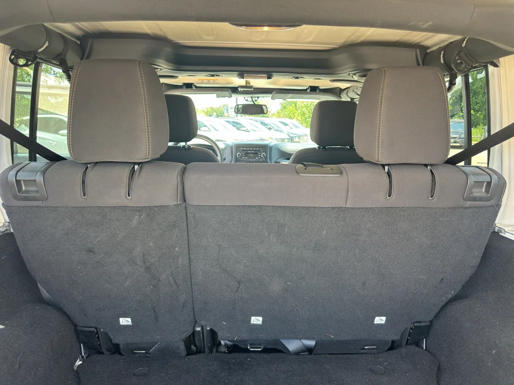 Used 2014 Bright White Clearcoat Jeep Sahara image 30