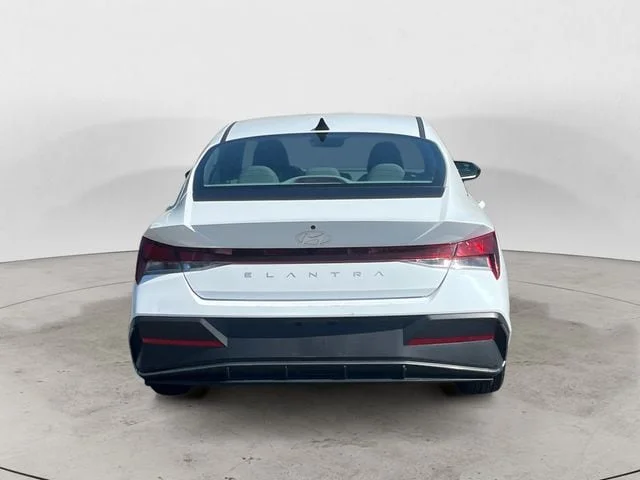 Used 2024 White Hyundai SEL image 4