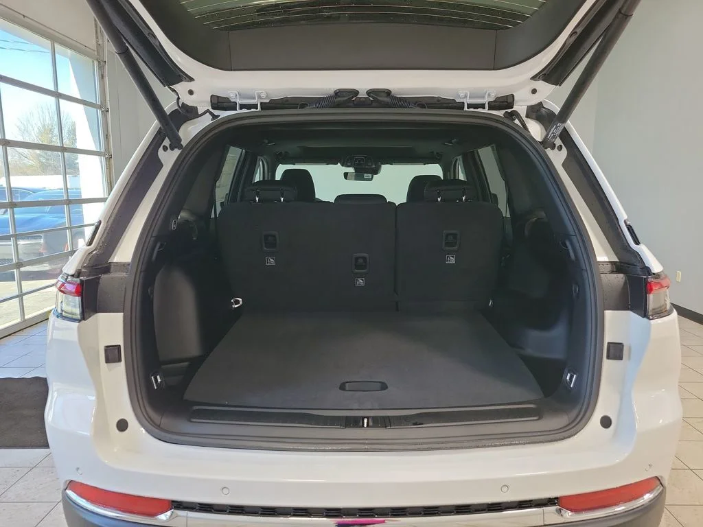 New 2026 Bright White Clear-Coat Exterior Paint Jeep Laredo X image 7