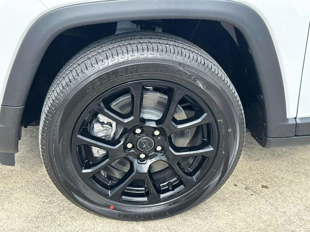 New 2026 White Jeep Latitude image 10