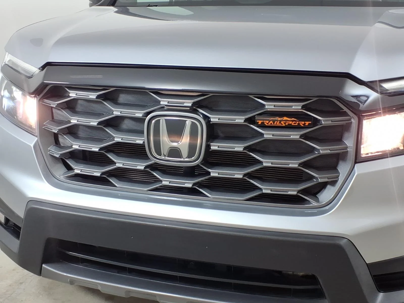 Used 2022 Lunar Silver Metallic Honda TRAILSPORT image 16