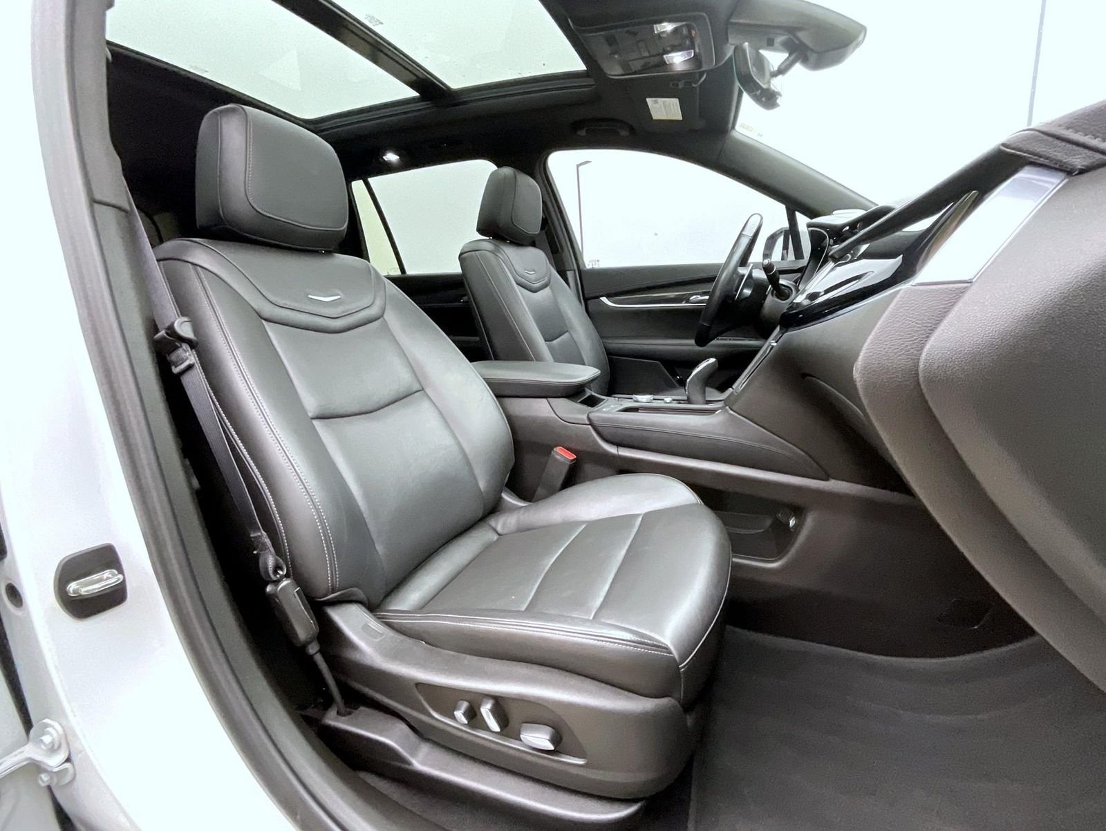 Used 2022 White Cadillac Sport image 16