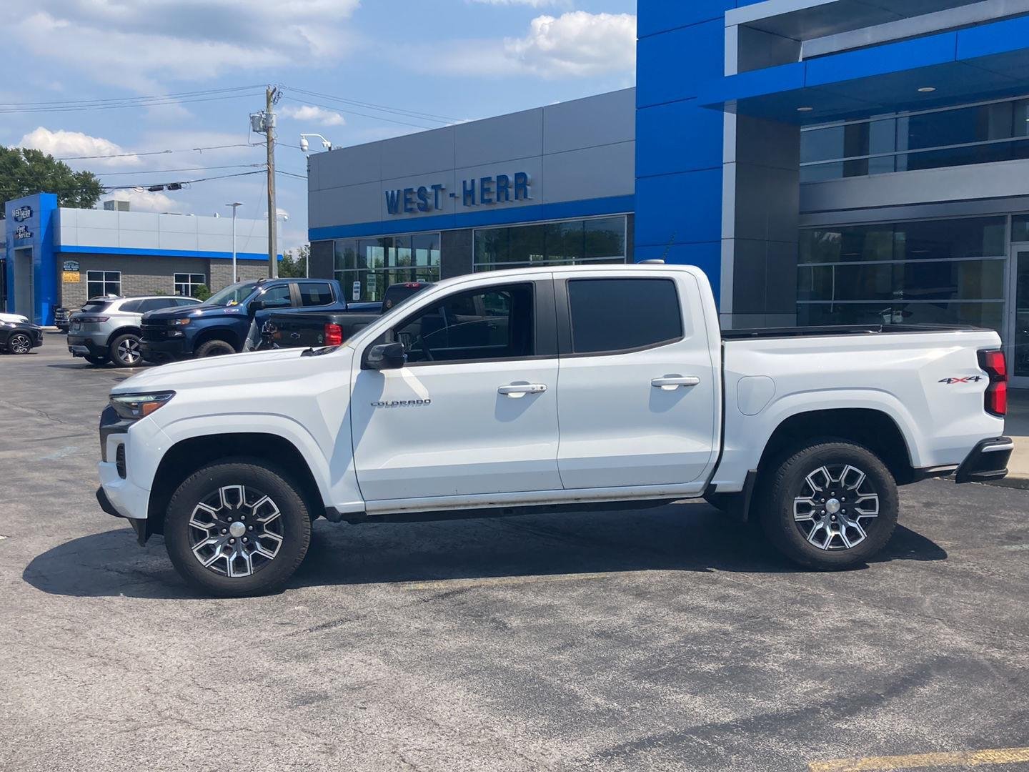 Used 2023 Summit White Chevrolet 4WD LT image 4