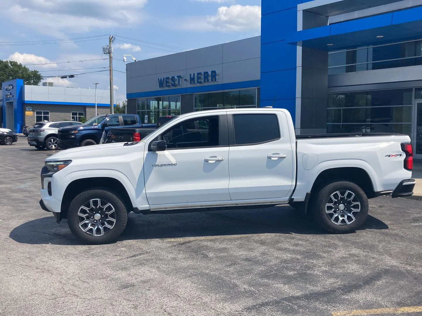 Used 2023 Summit White Chevrolet 4WD LT image 4