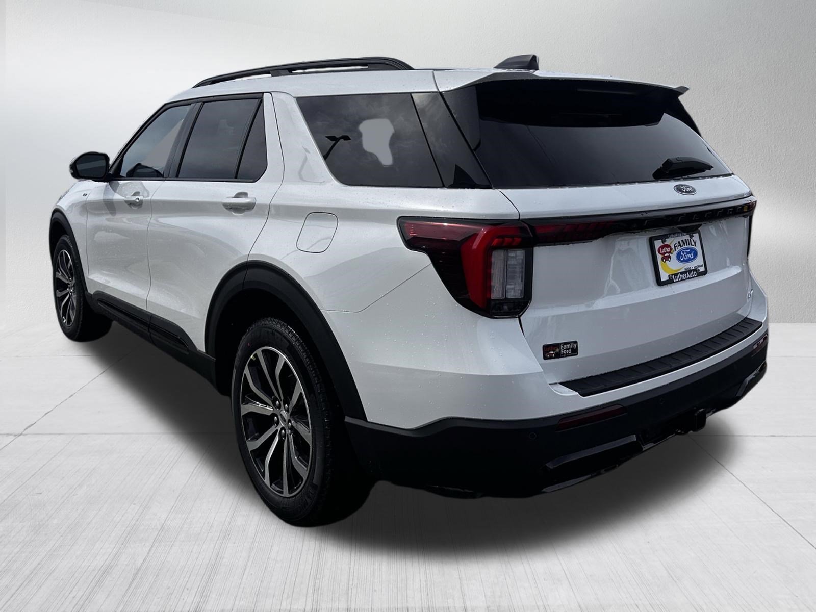 New 2026 Star White Metallic Tri-Coat Ford ST-Line image 3