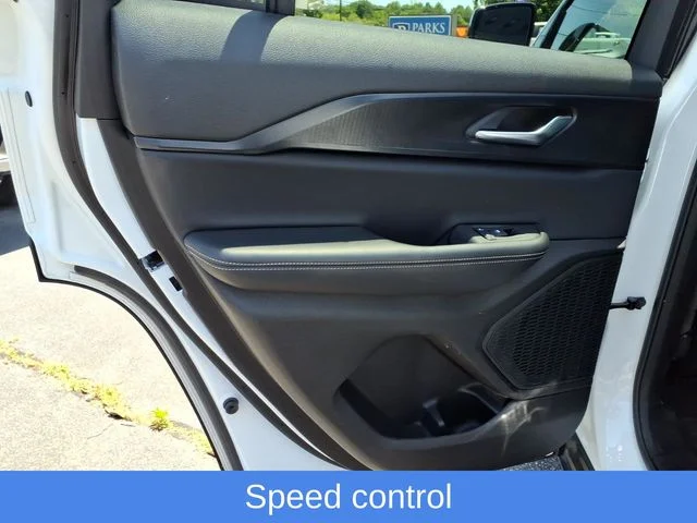 Used 2025 White Jeep Altitude image 28