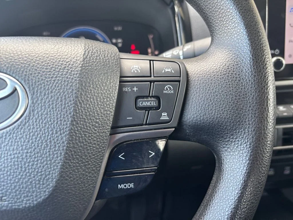 Used 2025 White Toyota LE image 30