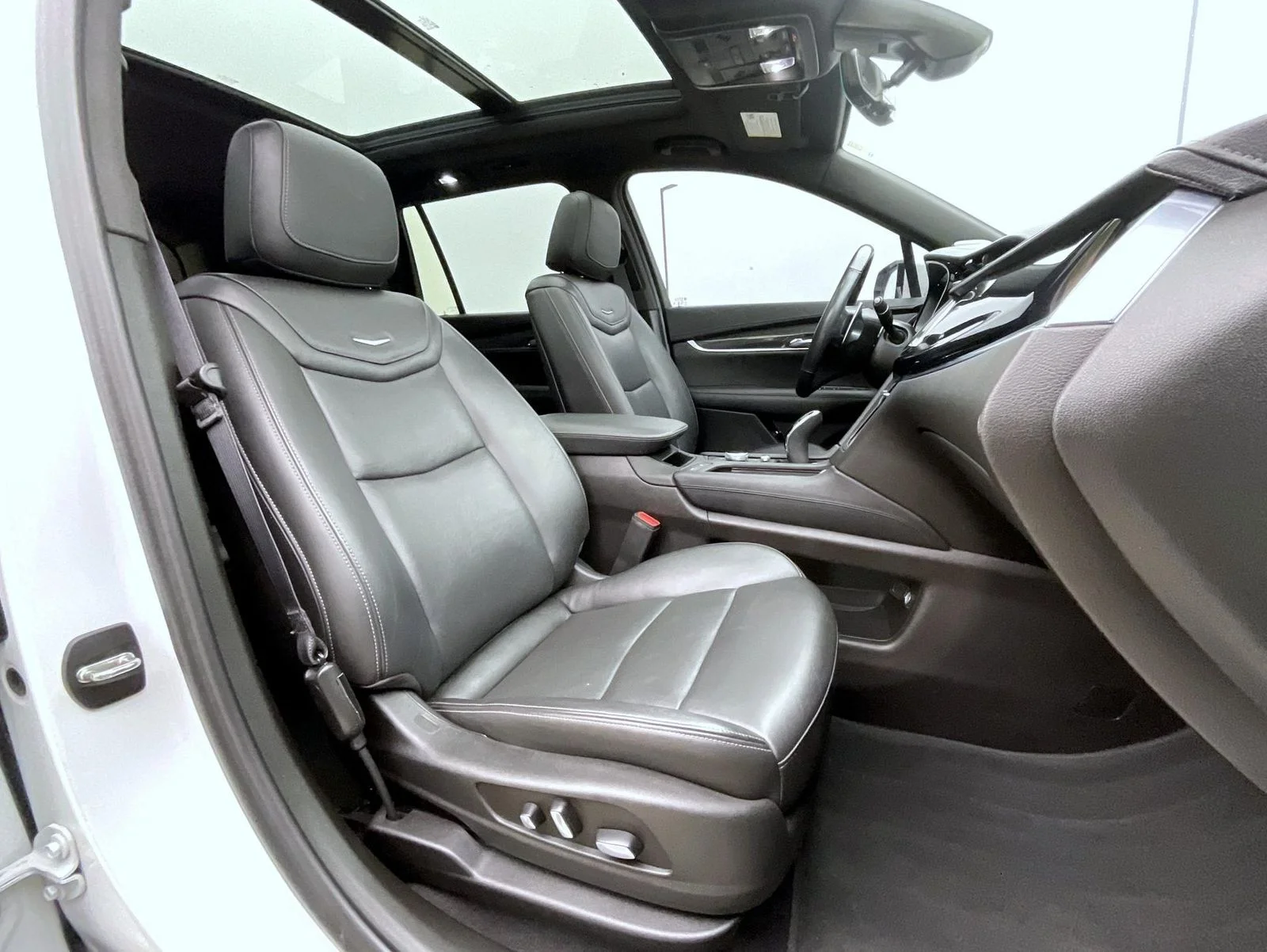 Used 2022 White Cadillac Sport image 16