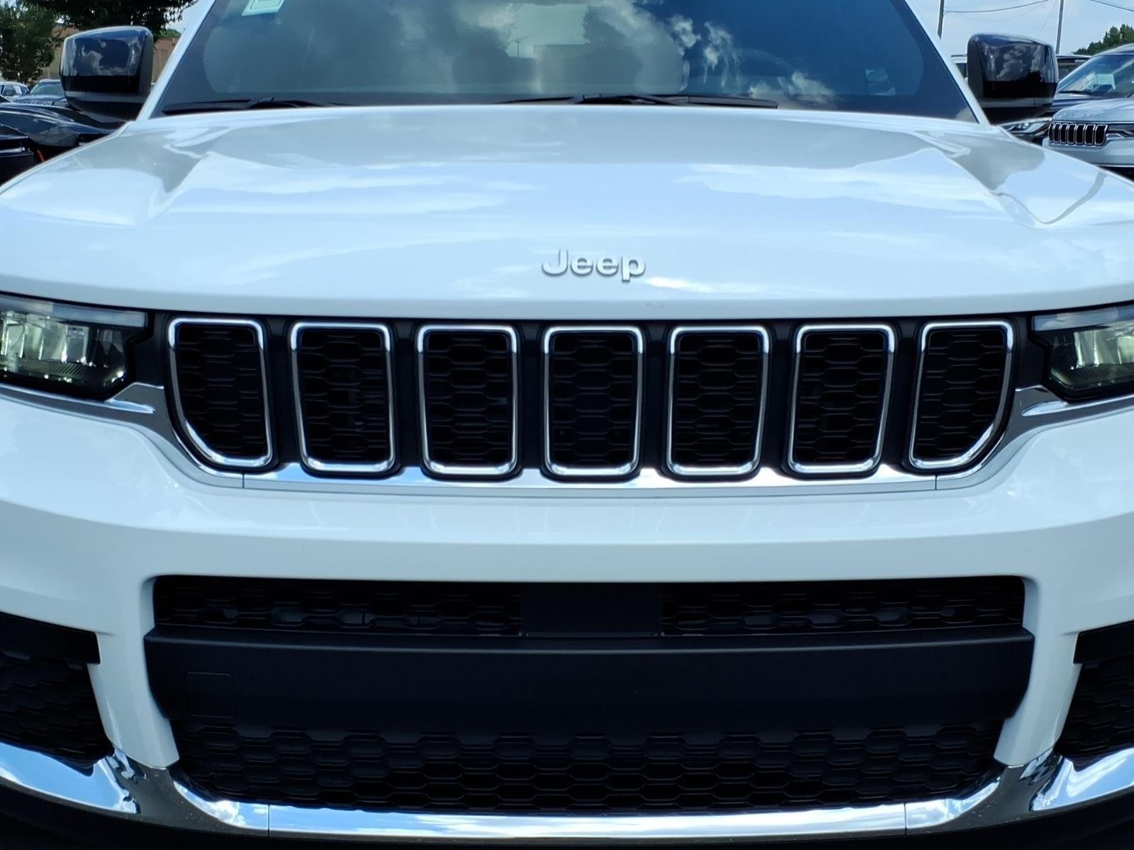 New 2026 Bright White Clear-Coat Exterior Paint Jeep Laredo image 13