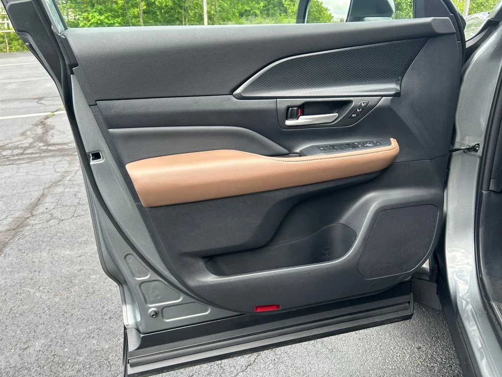 Certified Used 2025  Toyota MAX Platinum image 18