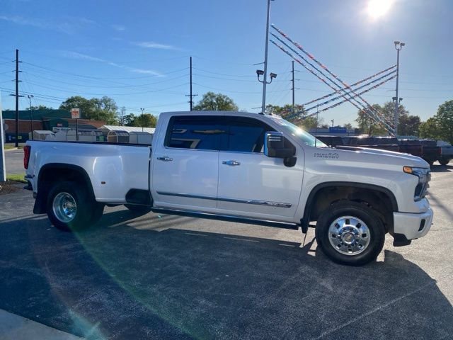 Used 2024 Iridescent Pearl Tricoat Chevrolet High Country DRW image 6