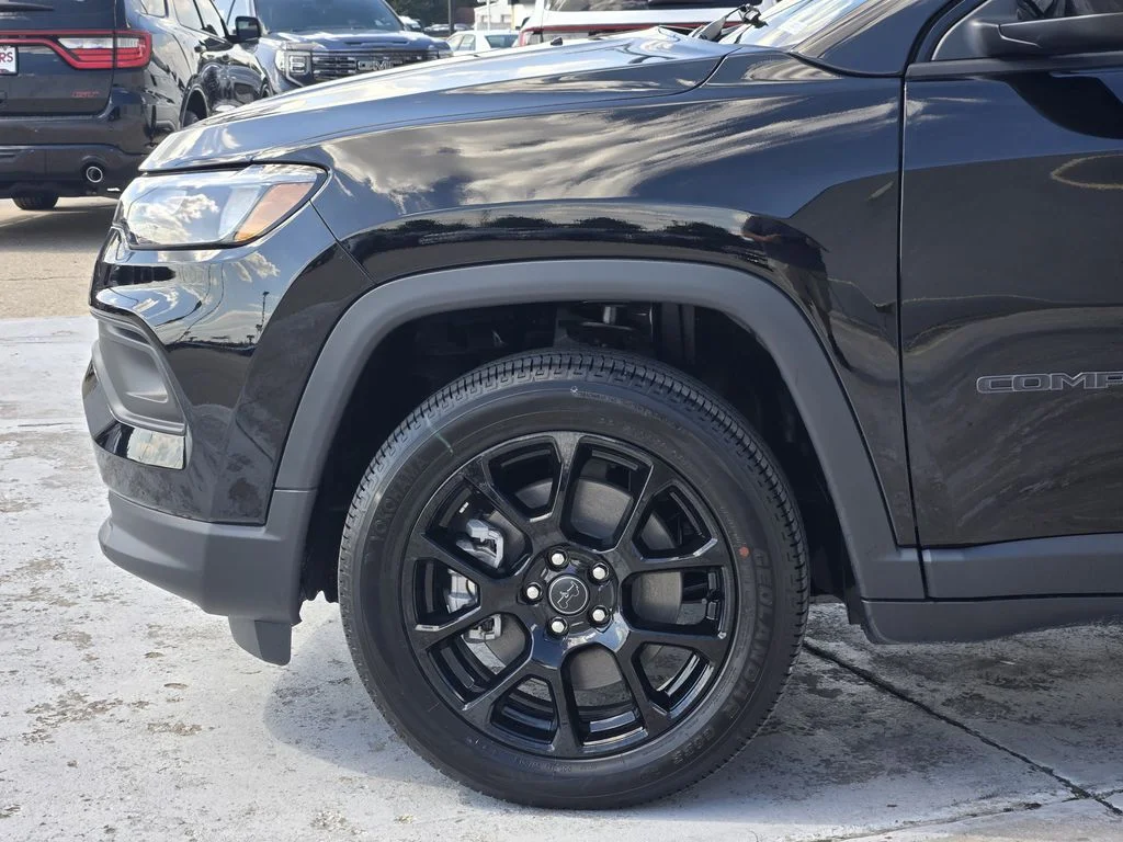 New 2026 Diamond Black Crystal Pearlcoat Jeep Latitude Altitude image 5