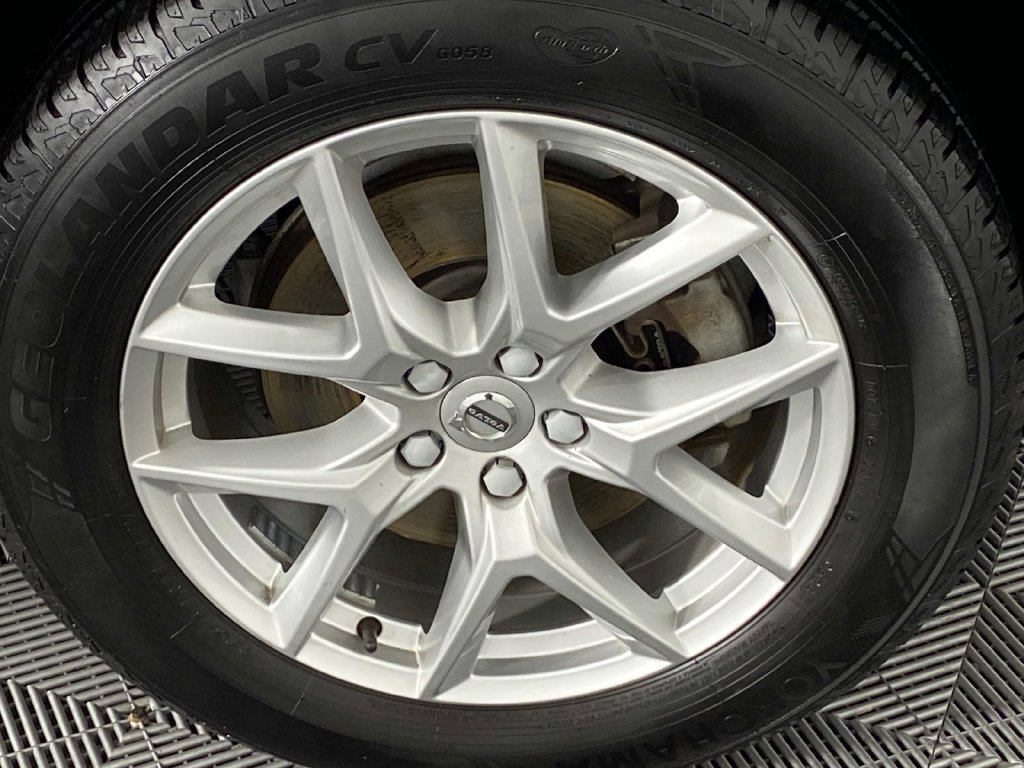 Used 2019 Silver Volvo T5 Momentum image 26