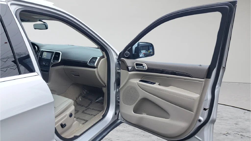 Used 2011 Silver Jeep Laredo image 15