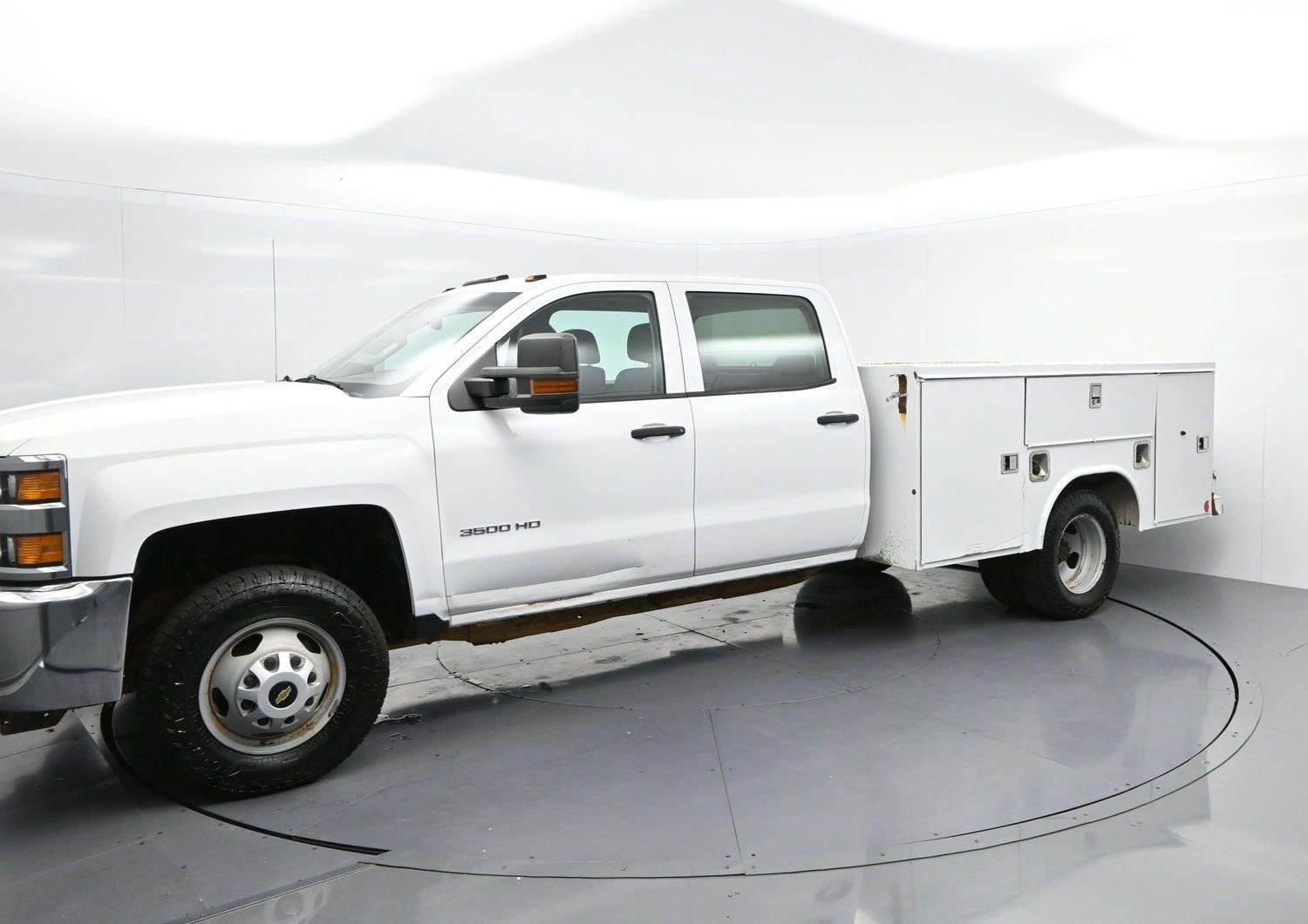 Used 2019 SUMMIT WHITE Chevrolet WT image 4