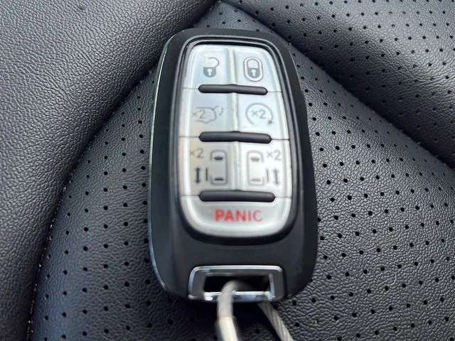 Used 2025 White Chrysler Select image 27