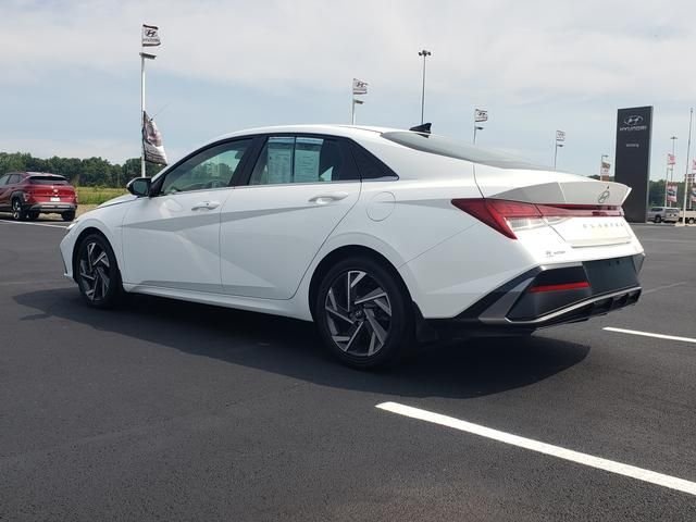 Used 2025 White Hyundai SEL Convenience image 8