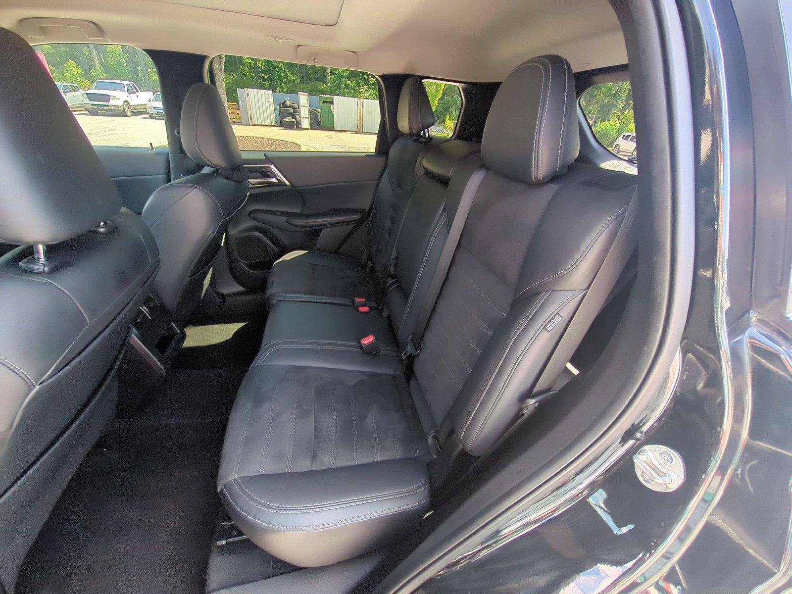 Used 2022 Labrador Black Pearl Mitsubishi SE image 34