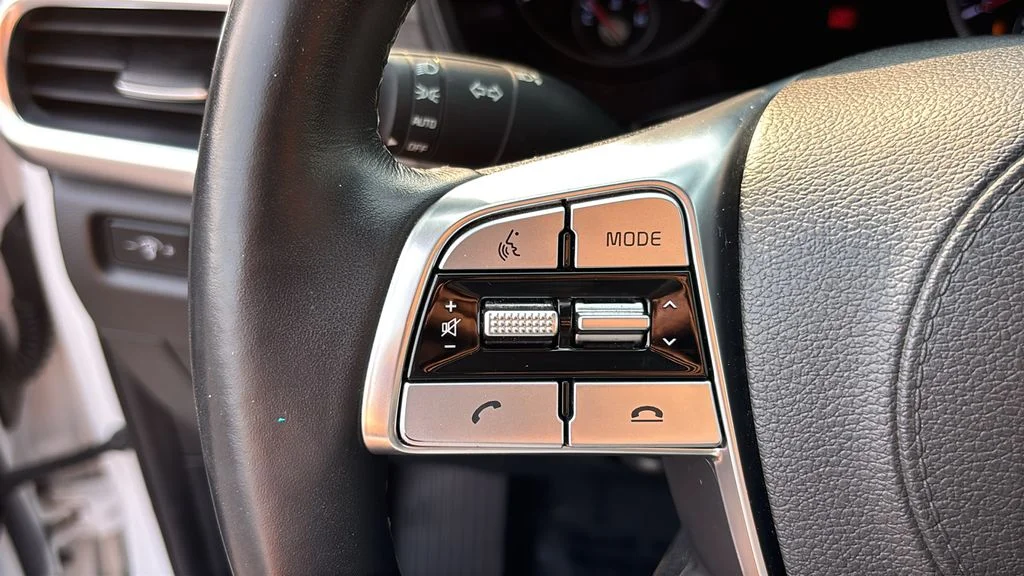 Used 2020 White Kia EX image 19