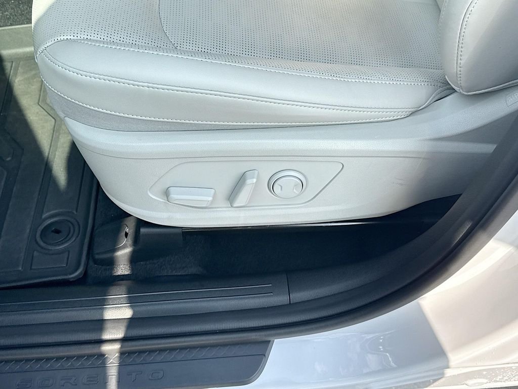 Used 2025 Glacial White Pearl Kia S image 28