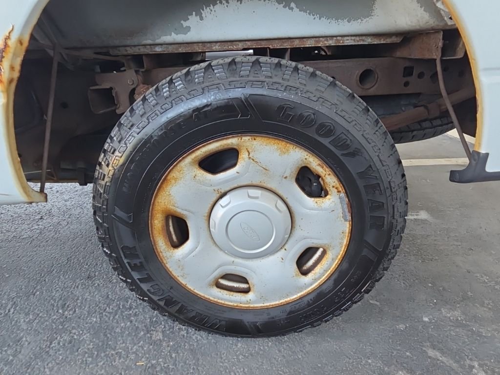 Used 2008 White Ford XL image 18