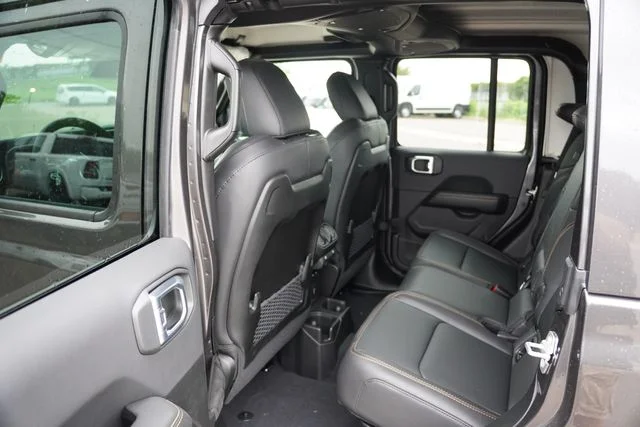 New 2026 Granite Crystal Metallic Clearcoat Jeep Sahara image 11