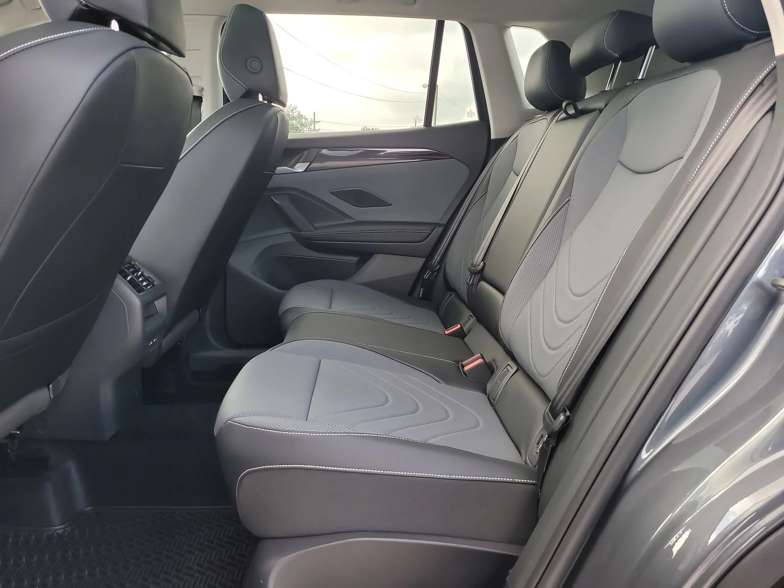 New 2026 Platinum Gray Metallic Volkswagen 2.0T SE image 9