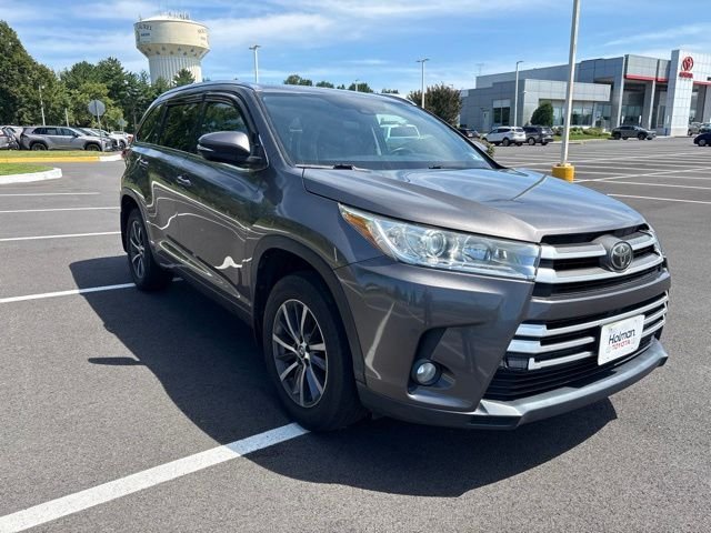 Used 2017 Gray Toyota XLE image 3
