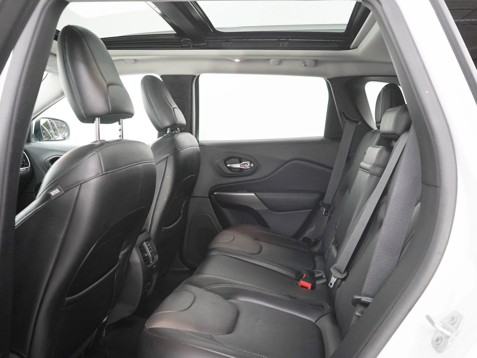 Used 2019  Jeep Limited image 13
