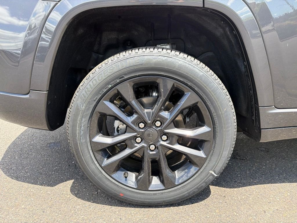 New 2026 Baltic Gray Metallic Clear-Coat Exterior Paint Jeep Limited Reserve image 9