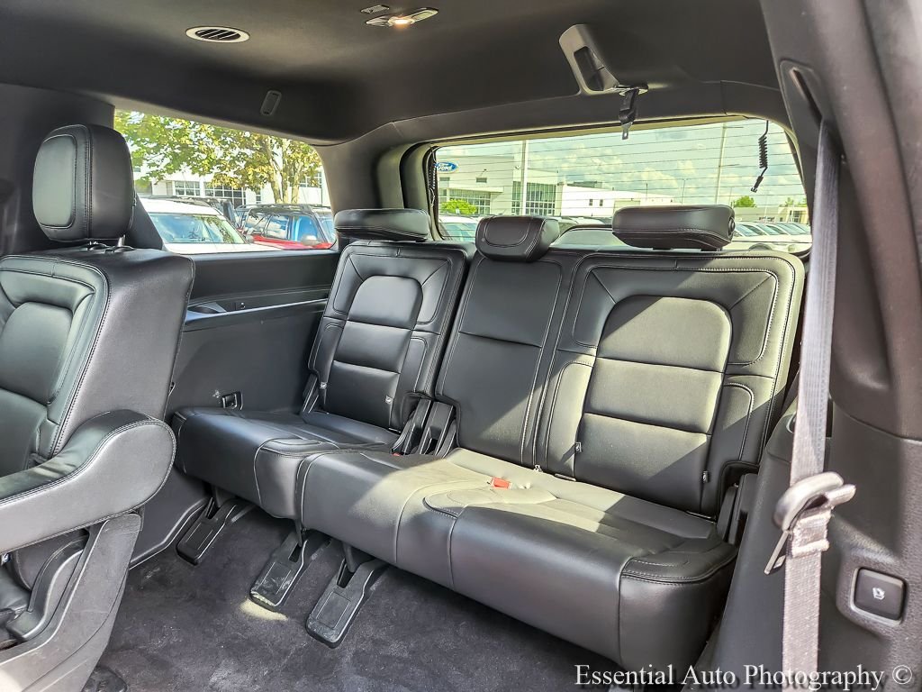 Used 2018 Velvet Lincoln Select image 12