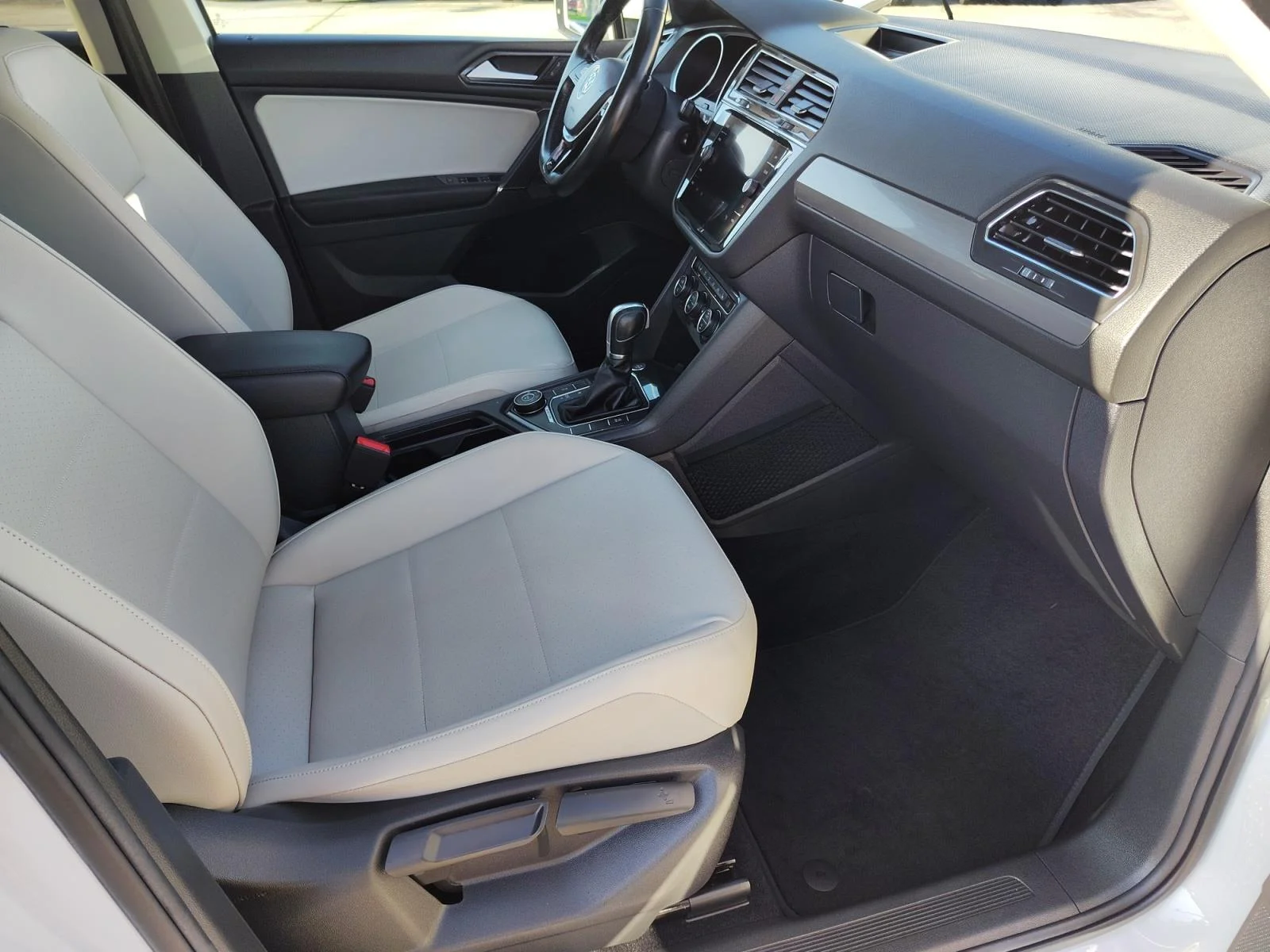 Used 2018 Pure White White Volkswagen  image 27