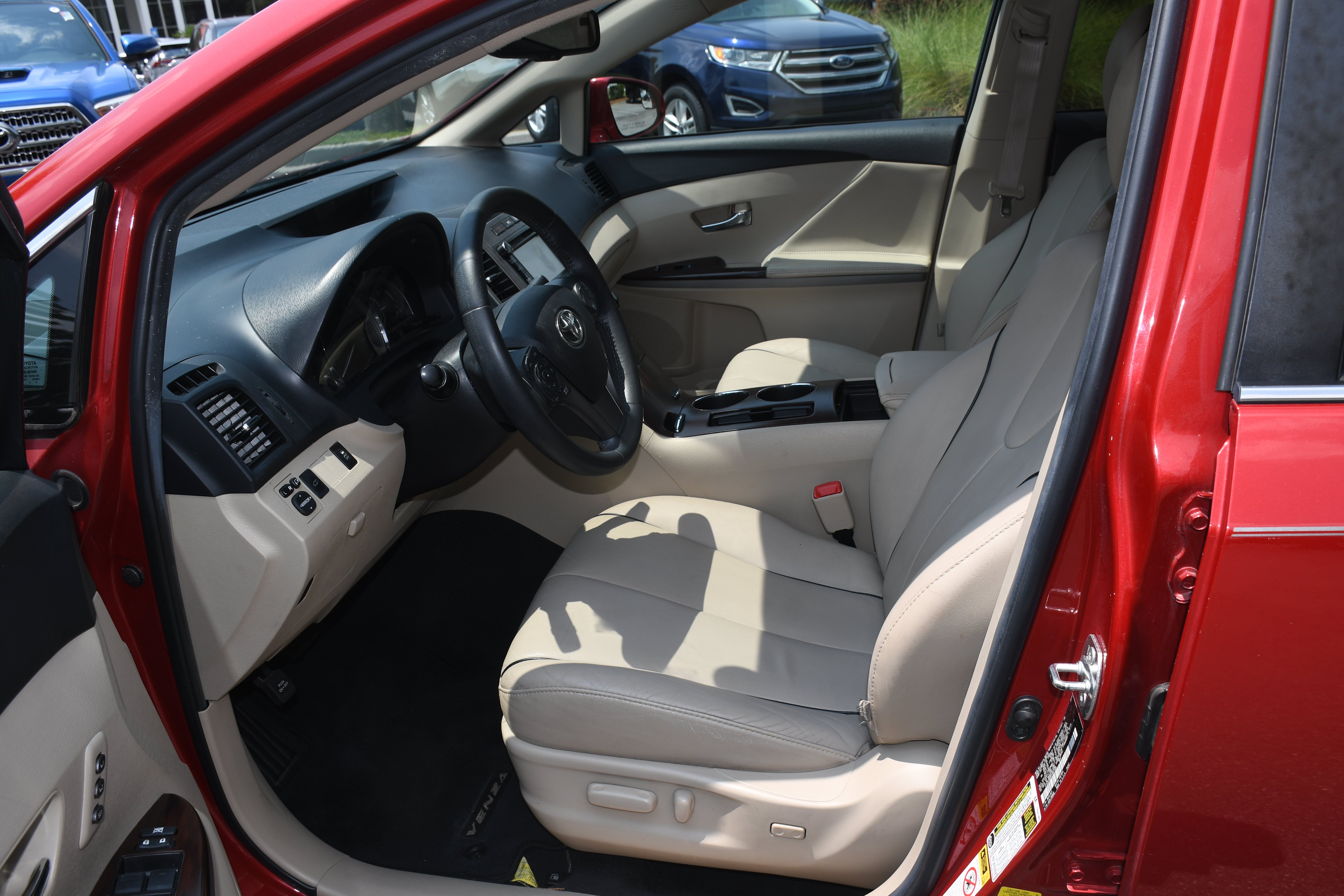 Used 2014 Red Toyota XLE image 7
