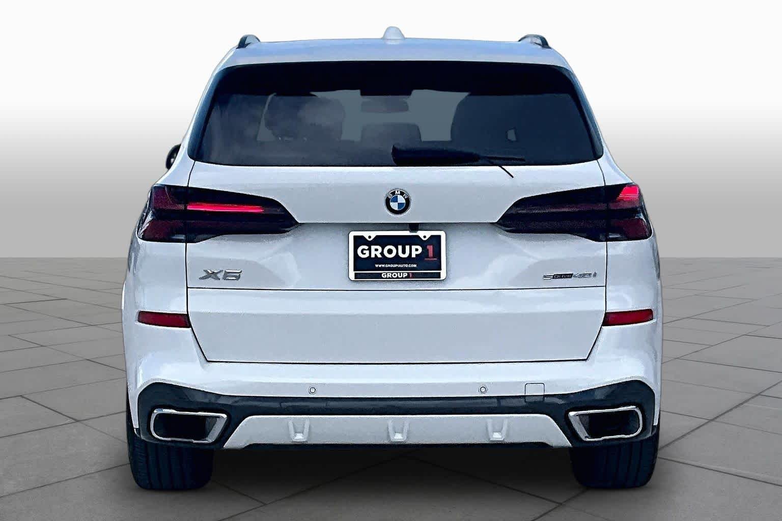 Used 2024 Alpine White BMW sDrive40i image 4