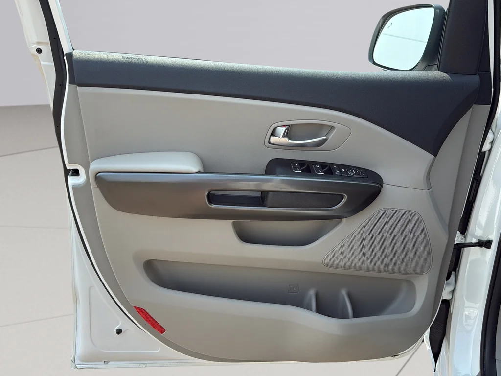 Used 2019 Snow White Pearl Kia EX image 24