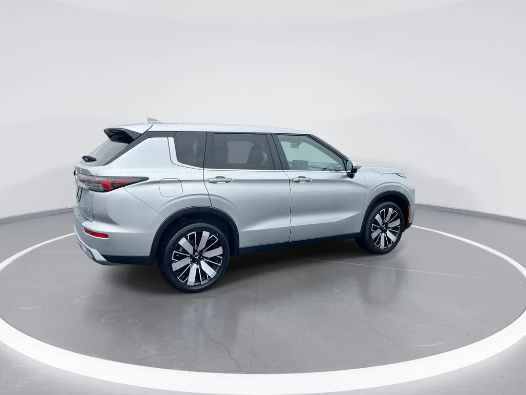 Used 2025 Silver Mitsubishi SE image 8