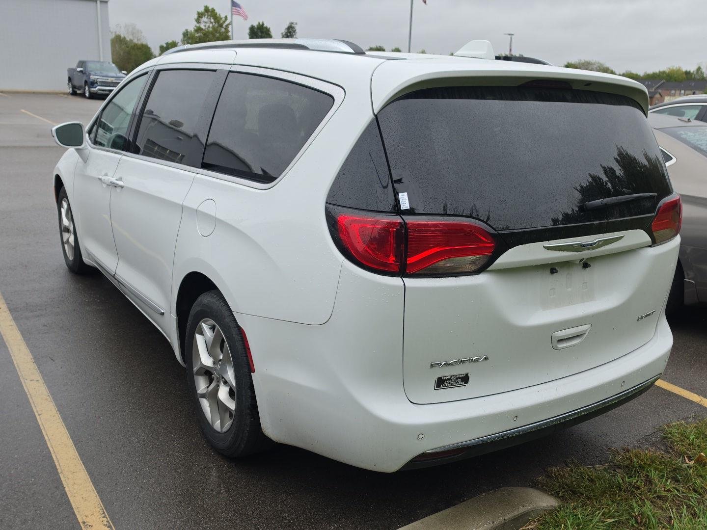 Used 2020 Bright White Clearcoat Chrysler Limited image 4