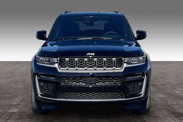 New 2026 Diamond Black Crystal Pearl-Coat Exterior Paint Jeep Limited image 14
