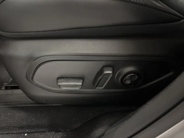 New 2026 Silver Zynith Exterior Paint Jeep Altitude image 10