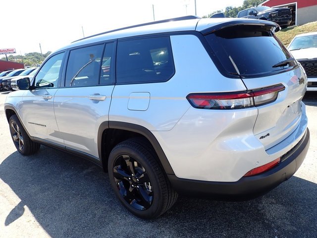 New 2025 Silver Zynith Exterior Paint Jeep Limited image 3