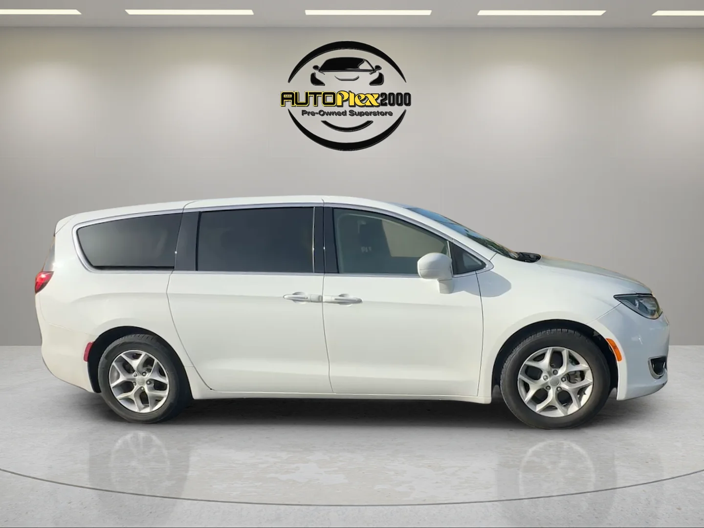 Used 2018 White Chrysler Touring Plus image 8