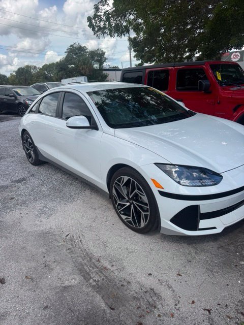 Used 2023 White Hyundai SEL image 1