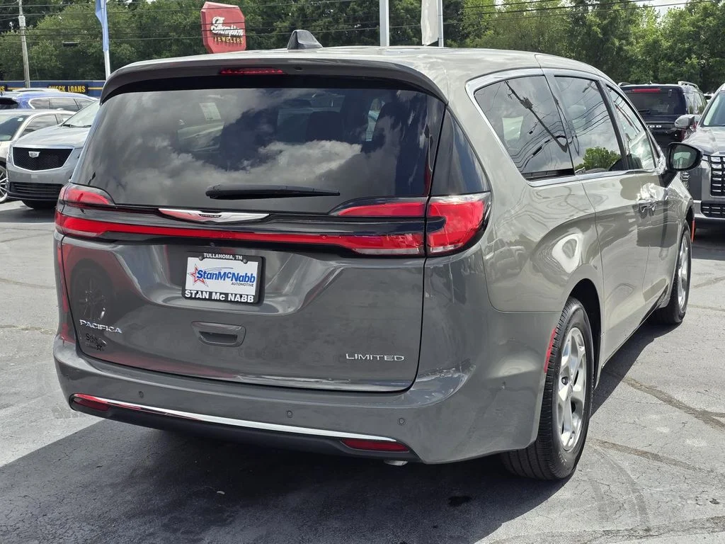 Used 2024 Ceramic Gray Clearcoat Chrysler Limited image 5