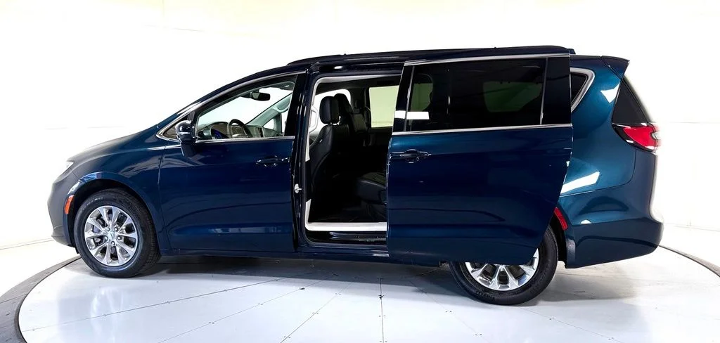 Used 2022 Blue Chrysler Touring L image 9