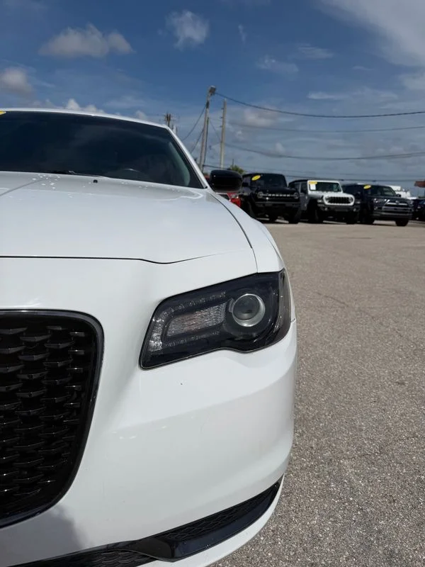 Used 2019  Chrysler Touring image 15