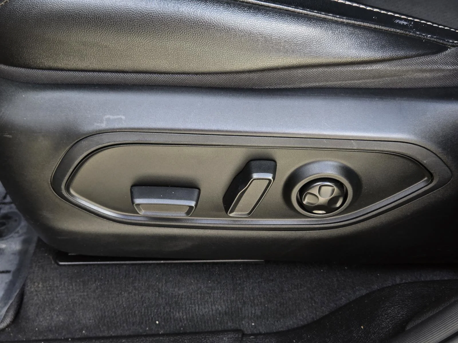 Used 2023 Diamond Black Crystal Pearlcoat Jeep Altitude image 26
