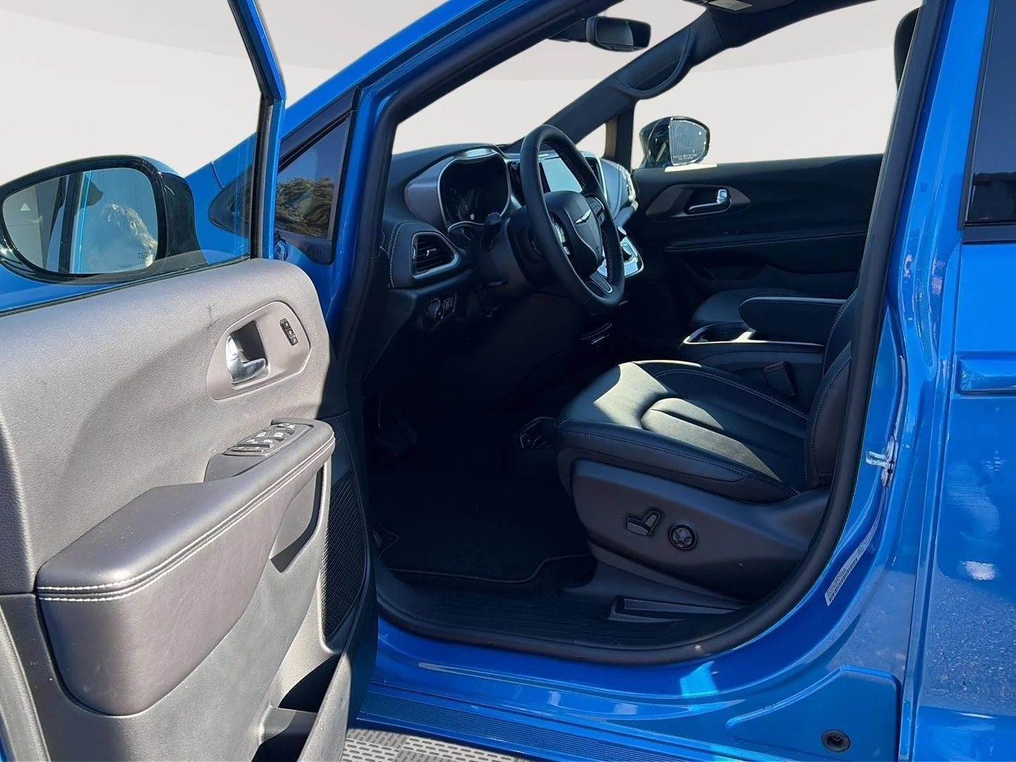 New 2026 Hydro Blue Pearl-Coat Exterior Paint Chrysler Select image 12