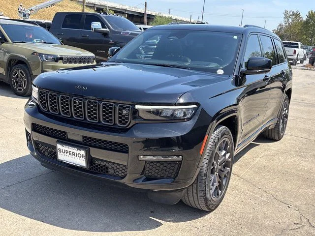 Used 2023 Black Jeep Summit image 10